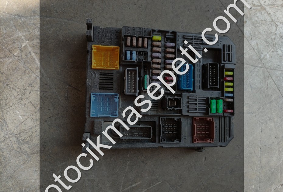 984514128000 Opel Corsa sigorta kutusu